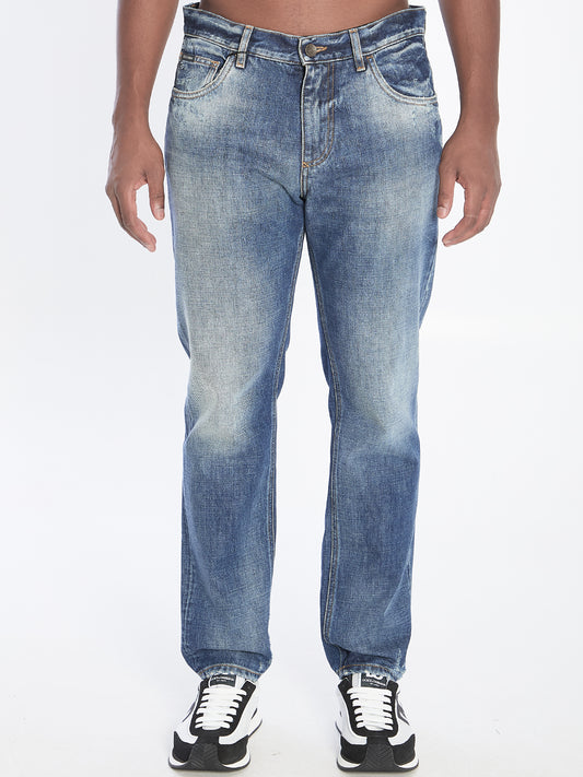Denim pants with loose plaque