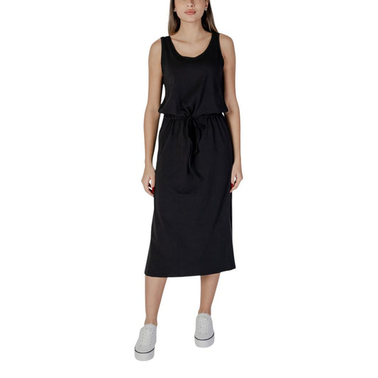 B.Young Black Cotton Dress