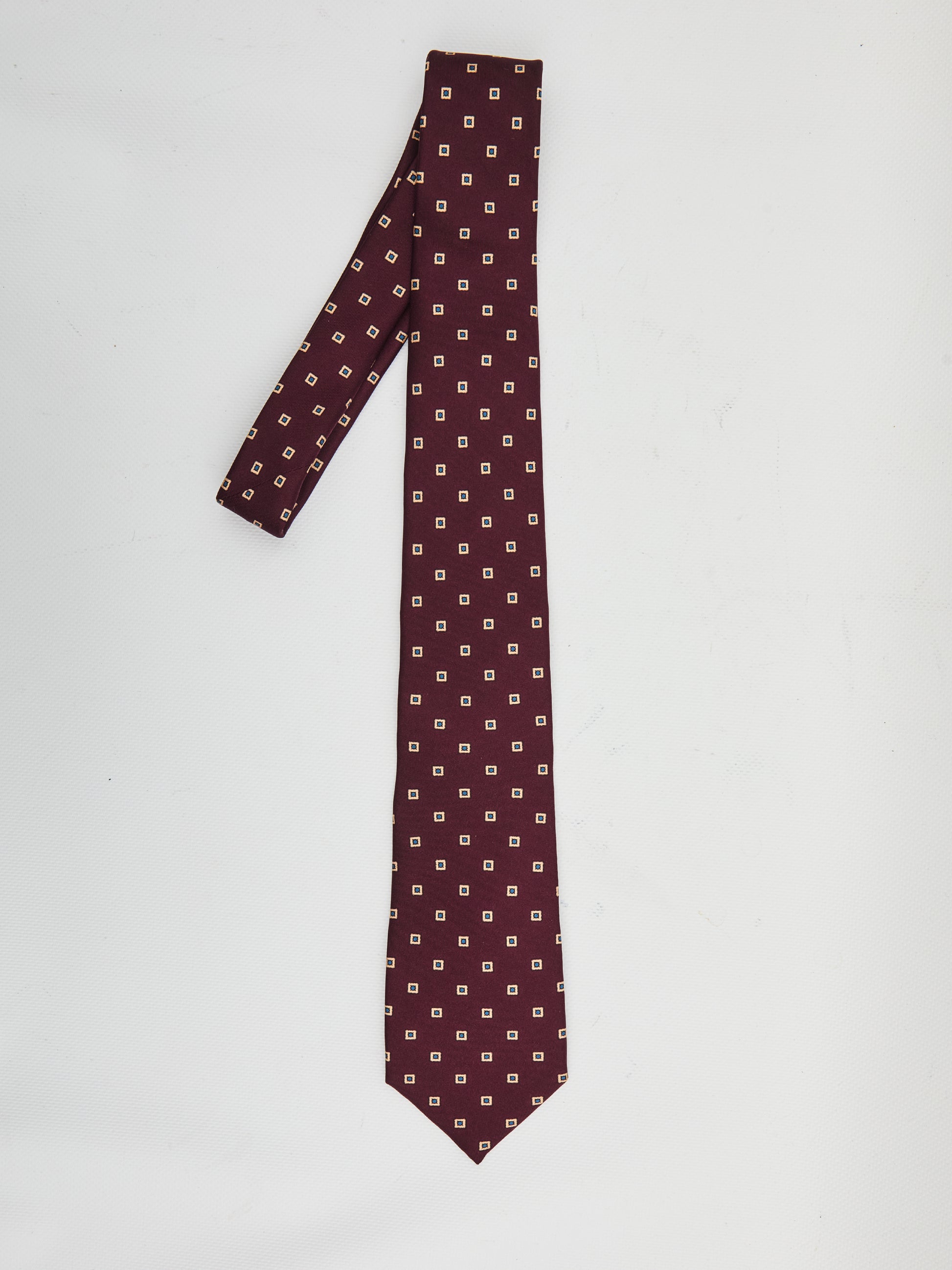 Wide tie in square silk twill